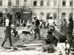 Magyarország, Budapest VIII., II. János Pál pápa (Tisza Kálmán) tér, tábori konyha a Népopera (később Erkel Színház) előtt. Háttérben az 1-es számú ház a Bezerédj utca sarkán. A felvétel 1914. augusztusában készült., 1914, Országos Széchényi Könyvtár, Müllner János, Budapest, bámészkodás, főzőüst, salak, Fortepan #256067