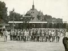 Hungary, Margit Islands, Budapest, népünnepély a Vöröskereszt javára. Önkéntes őrsereg felvonulása 1915. júniusában. Háttérben a Felső-Margitszigeti Kávéház., 1915, Országos Széchényi Könyvtár, military, akimbo, uniform, festive, First World War, Fortepan #256070