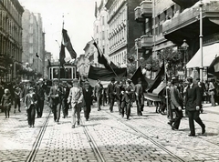 Magyarország, Budapest VIII., Népszínház utca a Blaha Lujza tér felé nézve, tüntetés a háború mellett az I. világháború kitörése után, 1914. július végén - augusztus elején., 1914, Országos Széchényi Könyvtár, Müllner János, Budapest, férfiak, ünneplő ruha, zászló, Fortepan #256073