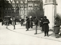 Magyarország, Budapest V., Kossuth Lajos (Országház) tér, háttérben a Parlament., 1914, Országos Széchényi Könyvtár, Müllner János, Budapest, automobil, újság, Fortepan #256075