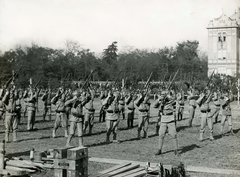 Hungary, Budapest XIV., Erzsébet királyné útja a Mexikói út saroknál, Ügetőpálya (később a Millenniumi Földalatti Vasút járműtelepét alakították ki a helyén), háttérben az Amizoni Országos Magyar Nőnevelő Intézetet épülete. Harcászati bemutató 1915 októberében., 1915, Országos Széchényi Könyvtár, Budapest, weapon, manoeuvre, Fortepan #256080