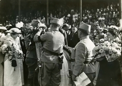 Magyarország, Budapest XIV., Szabó József utca, Millenáris sporttelep. A felvétel a Budapest főváros ajándékának a népfelkelő zászlóaljnak adományozott zászló szentelésekor, szeptember 5-én készült., 1914, Országos Széchényi Könyvtár, Müllner János, Budapest, karszalag, pisztolytáska, virágcsokor, Fortepan #256083