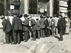 Magyarország, Budapest VIII., Somogyi Béla (Rökk Szilárd) utca, veszteséglajstromot olvasók a Budapesti Hírlap című napilap székháza előtt., 1916, Országos Széchényi Könyvtár, Müllner János, Budapest, Fortepan #256089