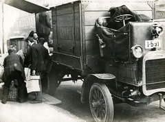 Magyarország, Budapest VI., Andrássy út, a 10. számú épület előtt a Fővárosi Gázművek teherautója, karácsonyi ajándékok pakolása., 1914, Országos Széchényi Könyvtár, Müllner János, Budapest, duda, kézben tartani, doboz, rendszám, Fortepan #256091