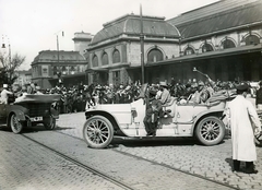 Magyarország, Budapest VIII., Kerepesi út a Keleti pályaudvar előtt, a világháborúban elsőként megsebesültek kórházba szállítása autómobilon. A felvétel 1914. augusztus végén készült., 1914, Országos Széchényi Könyvtár, Müllner János, Budapest, vöröskereszt, első világháború, tömeg, Fortepan #256092