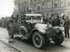 Magyarország, Budapest VIII., Kerepesi út a Keleti pályaudvar előtt, a világháborúban elsőként megsebesültek kórházba szállítása autómobilon. A felvétel 1914. augusztus végén készült., 1914, Országos Széchényi Könyvtár, Müllner János, Budapest, sorfal, integetés, üdvözlés, vöröskereszt, Fortepan #256093