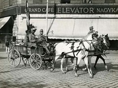 Magyarország, Budapest IX., Ferenc körút 1. számú ház a Boráros tér sarkán, Elevátor kávéház., 1916, Országos Széchényi Könyvtár, Müllner János, Budapest, kávéház, katona, zászló, árnyékoló, ostor, fogat, Fortepan #256100