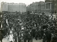 Magyarország, Budapest V., Kossuth Lajos (Országház) tér a Parlament előtt. Az oroszoktól zsákmányolt, kiállított 16 ágyút szemlélő tömeg., 1914, Országos Széchényi Könyvtár, Müllner János, Budapest, első világháború, tömeg, bámészkodás, Fortepan #256102