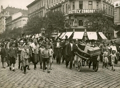 Magyarország, Budapest VI., Bajcsy-Zsilinszky út (Váci körút), jobbra az Ó utca torkolata., 1914, Országos Széchényi Könyvtár, Müllner János, Budapest, utca, zene, fúvószenekar, zongora, Fortepan #256110