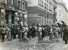 Magyarország, Budapest VIII., Fiumei út, háttérben a 21-23 szám, az előtérben lósorozás látható 1914 augusztusában, az I. világháború kitörése utáni mozgosítás idején., 1914, Országos Széchényi Könyvtár, Müllner János, Budapest, katona, ló, Fortepan #256111