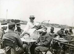 Hungary, Budapest, üdölő rokkant katonák, az Auguszta Gyorssegély-alap javára átengedett Visegrád gőzhajó fedélzetén, a Dunán., 1915, Országos Széchényi Könyvtár, Budapest, soldier, wounded, waiter, Fortepan #256113