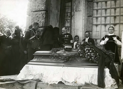 Hungary, Budapest VIII., Fiumei úti Nemzeti Sírkert (Kerepesi temető), Széchenyi Alajos honvédhuszár százados temetése., 1915, Országos Széchényi Könyvtár, Budapest, funeral, catafalque, funeral home, wreath, Fortepan #256114