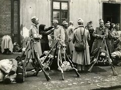 Hungary, Budapest VIII., frontra induló katonák a Józsefvárosi pályaudvaron., 1915, Országos Széchényi Könyvtár, Budapest, military, pile arms, conscription, Fortepan #256116