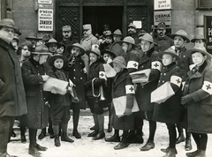 Magyarország, Budapest V., Semmelweis utca, adománygyűjtő cserkészek a 2-es számú ház előtt., 1916, Országos Széchényi Könyvtár, Müllner János, vöröskereszt, kürt, ügyvéd, Budapest, Fortepan #256117