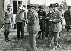 Hungary, Budapest XIV., Erzsébet királyné útja a Mexikói út saroknál, Ügetőpálya (később a Millenniumi Földalatti Vasút járműtelepét alakították ki a helyén). Harcászati bemutató 1915 októberében., 1915, Országos Széchényi Könyvtár, Budapest, soldier, sword, camera, Fortepan #256124