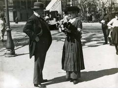 Magyarország, Budapest V., Ferenciek tere (Kígyó tér). Virágnap, virágárusítás a hadbavonult katonák családjának megsegítésére., 1914, Országos Széchényi Könyvtár, Müllner János, Budapest, segítség, keménykalap, virágcsokor, Fortepan #256125