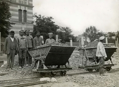 Hungary, Budapest XI., Villányi út (Szent Imre herceg útja) az orosz hadifoglyok a 9-es számú ház előtt csatornát építenek., 1915, Országos Széchényi Könyvtár, Budapest, railway cart, Soviet soldier, Fortepan #256127