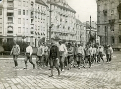 Hungary, Budapest XI., a mai Móricz Zsigmond körtér, orosz hadifoglyok vonulnak csatornát építeni a Villányi útra (Szent Imre herceg útjára), háttérben a Karinthy Frigyes (Verpeléti) út házsora látszik., 1915, Országos Széchényi Könyvtár, Budapest, Soviet soldier, Fortepan #256130