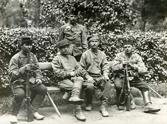 Hungary, Budapest XIV., orosz hadifoglyok., 1915, Országos Széchényi Könyvtár, Budapest, bench, boots, gun, Soviet soldier, Fortepan #256132