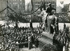 Hungary, Budapest VI.,Budapest V., Deák Ferenc tér, a felvétel a Nemzeti áldozatkészség szobrának (Sidló Ferenc, 1915.) leleplezése alkalmával készült 1915. szeptember 12-én. A szobor fából készült, amelyre megszabott összeg fejében fémlemezkéket szögelhettek az adományozók., 1915, Országos Széchényi Könyvtár, Budapest, horse sculpture, festive, Fortepan #256134