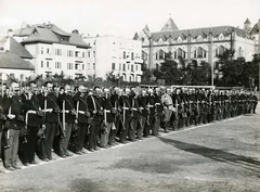 Magyarország, Budapest XIV., Millenáris pálya, háttérben a Stefánia út házai, jobbra a Földttani Intézet. Népfelkelő zászlóalj eskütétele 1914. szeptember 5-én., 1914, Országos Széchényi Könyvtár, Müllner János, Budapest, egyenruha, gesztus, sorakozó, Fortepan #256135