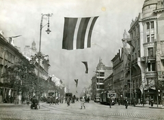 Magyarország, Budapest V.,Budapest VI., Deák Ferenc tér, jobbra az Anker-ház. Szemben a Bajcsy Zsilinszky út (a felvétel 1914 októberében készült, ekkor változott Váci körútról Vilmos császár útra az elnevezés)., 1914, Országos Széchényi Könyvtár, Müllner János, Budapest, villamos, zászló, Bazilika, Fortepan #256138