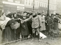 Hungary, Budapest VI.,Budapest VIII., Blaha Lujza tér és háttérben az Orient szálloda a Rákóczi úton. Decemberi "katona-nap", adománygyűjtés a hadbavonult katonák családjai javára., 1915, Országos Széchényi Könyvtár, Budapest, First World War, money-box, Fortepan #256143