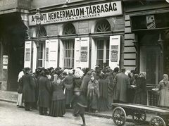 Hungary, Budapest V., Sas utca, A Pesti Hengermalom-társaság boltja a 23. számú házban, lisztért sorban állók., 1915, Országos Széchényi Könyvtár, Budapest, standing in line, Fortepan #256144