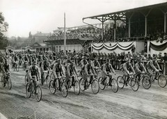 Hungary, Budapest XIV., Erzsébet királyné útja a Mexikói út saroknál, Ügetőpálya (később a Millenniumi Földalatti Vasút járműtelepét alakították ki a helyén). Harcászati bemutató 1915 októberében, kerékpárosok felvonulása a dísztribün előtt., 1915, Országos Széchényi Könyvtár, Budapest, backpack, uniform, bicycle, Fortepan #256145