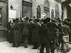 Magyarország, Budapest, férfiak egy mozgósítási hírdetmény előtt az I. világháború kitörése után 1914. július végén - augusztus elején., 1914, Országos Széchényi Könyvtár, Müllner János, kerékpár, kalap kézben, tájékozódás, kíváncsiság, Fortepan #256146