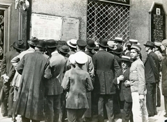 Magyarország, Budapest, férfiak egy mozgósítási hírdetmény előtt az I. világháború kitörése után 1914. július végén - augusztus elején., 1914, Országos Széchényi Könyvtár, Müllner János, keménykalap, olvasás, tájékozódás, Fortepan #256147