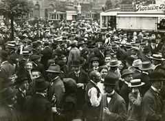 Magyarország, Budapest VIII.,Budapest VII., Blaha Lujza tér a Rákóczi út - Nagykörút kereszteződés felé nézve. Háború melletti tüntetés 1914. július végén - augusztus elején., 1914, Országos Széchényi Könyvtár, Müllner János, Budapest, első világháború, férfiak, tömeg, Fortepan #256149