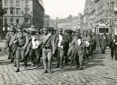 Hungary, Budapest VII.,Budapest VIII., orosz hadifoglyok a József körúton, a villamos mögött keresztben a Rákóczi út, balra az EMKE ház., 1915, Országos Széchényi Könyvtár, Budapest, Soviet soldier, Fortepan #256156