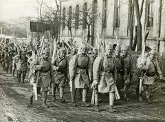 Hungary, Budapest, síléccel felszerelt bosnyák katonai alakulat., 1915, Országos Széchényi Könyvtár, military, carrying, skis, Fortepan #256158