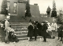 Hungary, Budapest VIII., Fiumei úti Nemzeti Sírkert (Kerepesi temető). A főváros tanácsa által a halottak napja alkalmából, a harctéren elesett hősökre való megemlékezésül állíttatott piramis., 1915, Országos Széchényi Könyvtár, Budapest, commemoration, candle, uniform, Fortepan #256160