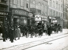 Hungary, Budapest V., Múzeum körút, szeretet-adományokat gyűjtő lovaskocsik az 5-ös számú ház előtt., 1915, Országos Széchényi Könyvtár, Budapest, armband, Horse-drawn carriage, Fortepan #256162