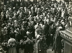 Hungary, Budapest VI., Deák Ferenc tér, a felvétel a Nemzeti áldozatkészség szobrának (Sidló Ferenc, 1915.) leleplezése alkalmával készült 1915. szeptember 12-én., 1915, Országos Széchényi Könyvtár, Budapest, mass, festive, Fortepan #256163