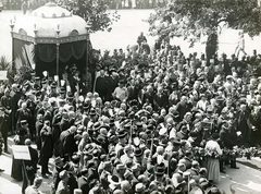 Hungary, Budapest VI., Deák Ferenc tér, a felvétel a Nemzeti áldozatkészség szobrának (Sidló Ferenc, 1915.) leleplezése alkalmával készült 1915. szeptember 12-én., 1915, Országos Széchényi Könyvtár, Budapest, mass, Fortepan #256164