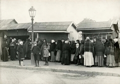 Hungary, Budapest VIII., Teleki László tér, nők és gyermekek tejért állnak sorba., 1915, Országos Széchényi Könyvtár, Budapest, milk can, shawl, standing in line, Fortepan #256165