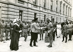 Hungary, Esztergom, Mindszenty hercegprímás tere (Prímás tér), háttérben a Prímási palota, IV. Károly (még mint trónörökös) látogatása., 1915, Országos Széchényi Könyvtár, soldier, handshake, sword, Fortepan #256166