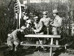 1915, Országos Széchényi Könyvtár, soldier, talks, writing, bench, flower decoration, Fortepan #256167