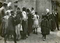 Magyarország, Budapest, süteményosztás galíciai menekült gyerekeknek., 1917, Országos Széchényi Könyvtár, Müllner János, gyerek, gyermek, viselet, fejkendő, lány, népviselet, hajviselet, szegénység, Fortepan #256168