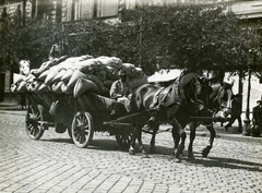 Magyarország, Budapest VII., az Erzsébet körút Rákóczi út - Dohány utca közötti szakasza, katonák lisztet szállítanak a szekéren., 1917, Országos Széchényi Könyvtár, Müllner János, Budapest, teherhordás, szekér, lovaskocsi, liszteszsák, Fortepan #256169