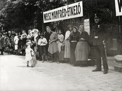 Magyarország, Budapest XIII., Váci út 89., ingyen ebédért sorban állók az elemi iskola előtt, az 1914. augusztus 30-án megnyitott, Weiss Manfréd népkonyha előtt., 1914, Országos Széchényi Könyvtár, Müllner János, Weiss Manfréd-márka, Budapest, nők, sorbanállás, Fortepan #256172