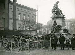 Hungary, Budapest VIII., Magyar Nemzeti Múzeum, Arany János szobra a Múzeumkertben. Hadizsákmány orosz fegyverek közszemlére téve., 1915, Országos Széchényi Könyvtár, Budapest, cannon, curiosity, Fortepan #256174