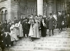 Hungary, Budapest V., Auguszta főhercegnő távozik a Parlamentből, a had- és népegészségügyi kiállítás megnyitójáról 1915 április 12-én., 1915, Országos Széchényi Könyvtár, Budapest, salute, Fortepan #256176