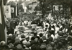 Hungary, Budapest XV., kórházban elhunyt német katonák temetés előtti búcsuztatása a Rákospalotai Községháza előtt., 1915, Országos Széchényi Könyvtár, Budapest, helmet, compliment, catafalque, Fortepan #256177