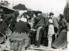 Magyarország, Budapest IX., Fővám tér, piac a Fővámpalota (később Corvinus Egyetem) előtt a rakpartnál., 1917, Országos Széchényi Könyvtár, Müllner János, Budapest, piac, mérleg, Fortepan #256179