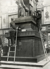 Hungary, Budapest VI., Deák Ferenc tér, a Nemzeti áldozatkészség szobra (Sidló Ferenc, 1915.). A szobor fából készült, amelyre megszabott összeg fejében fémlemezkéket szögelhettek az adományozók., 1915, Országos Széchényi Könyvtár, Budapest, charity, nailing, ladder, Fortepan #256182