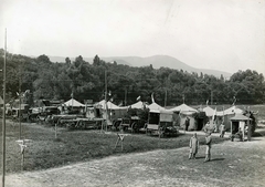 Hungary, Budapest II., hadi kiállítás a "Pasaréti lövészárok", zsákmányolt fegyverek, géppuskák, kocsik, felszerelési tárgyak bemutatója. Távolban a János-hegy., 1915, Országos Széchényi Könyvtár, Budapest, tent, chariot, Fortepan #256183